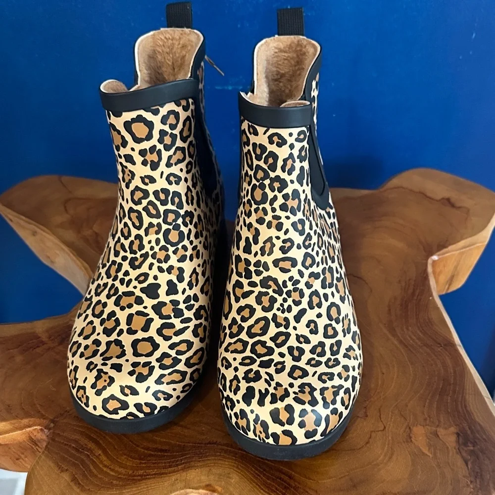 NWT Women’s Chooka Waterproof Chelsea Cheetah Print Fur Lined Rain Bootie Sz 9